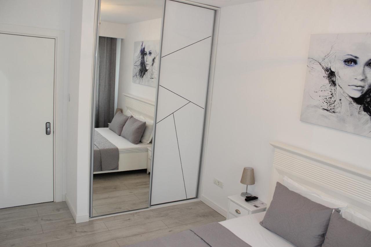 Luxury City Center Apartment - Romana Bucarest Esterno foto